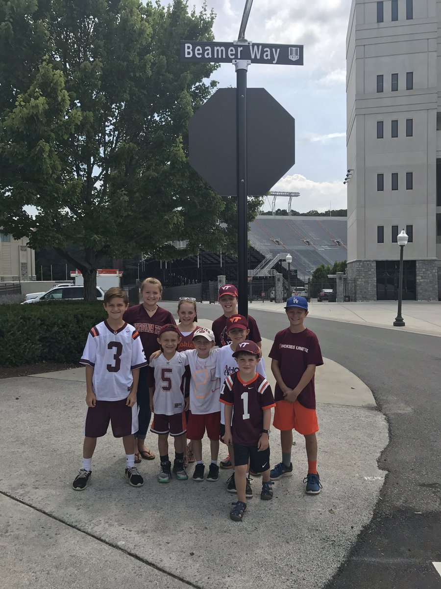allboyVTmomma's tweet photo. @HokiesFB we know 9 kids ready for ๐ season! #bestkindoffieldtrip #GoHokies #beamerway https://t.co/uxTdsTjUx1