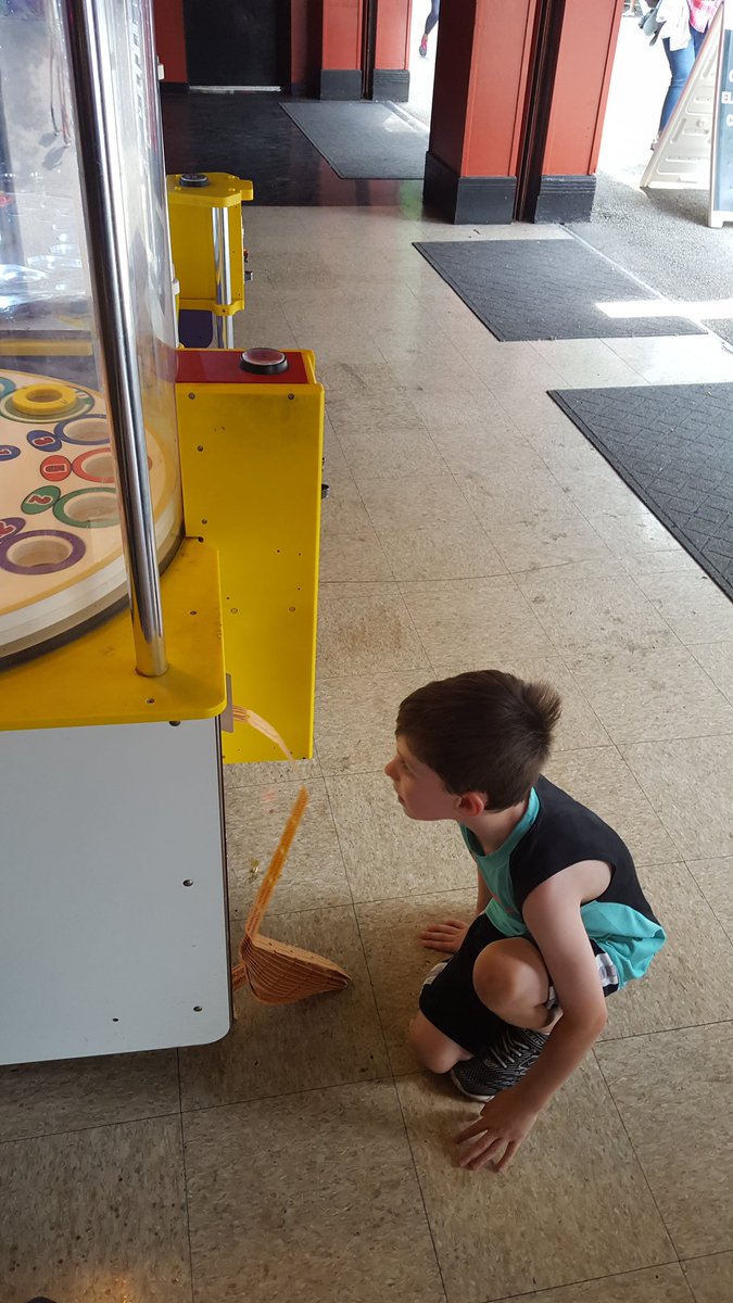 caityspaghetti's tweet photo. Collecting his jackpot winnings. @JJGeneral1 you should be proud! #nextgenAP #slamawinner #Kennywood https://t.co/v7sz9phn1D