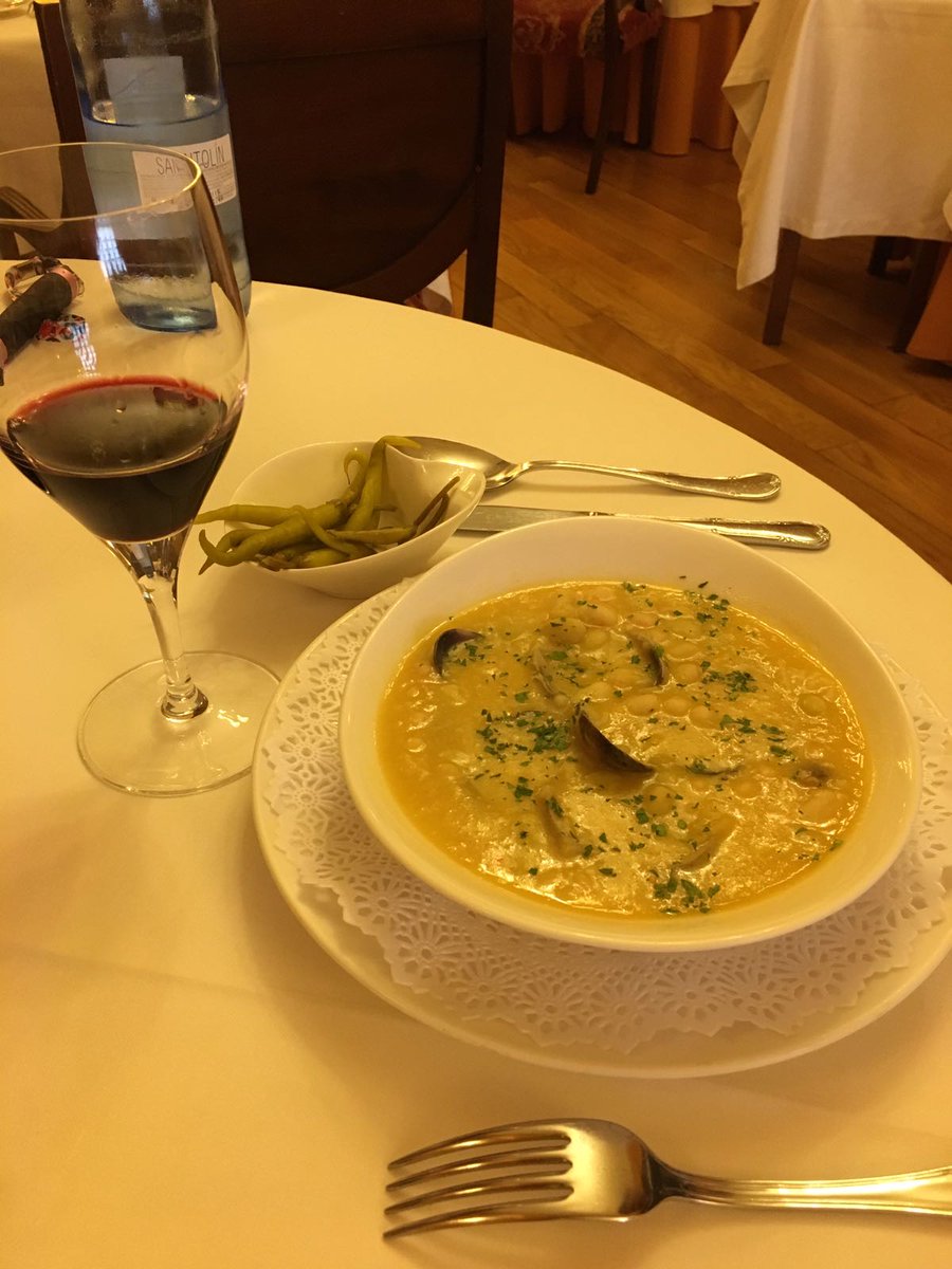 josemrgm's tweet photo. Continuamos en #Olite, en casa Zanito, con unas pochas con almejas y sus guindillas, regado con un tempranillo y garnacha de  bodegas Ochoa. https://t.co/N5bWTVelpD