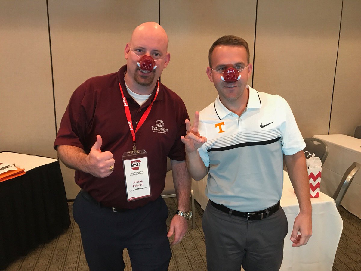 apsec17's tweet photo. @jreinbolt99, @ehaag, Aly Friend, Jill Pettibone and @EBA22 are rockin' the Hog snout! #APSEC17 #GoHogs https://t.co/yKp4mMPBig