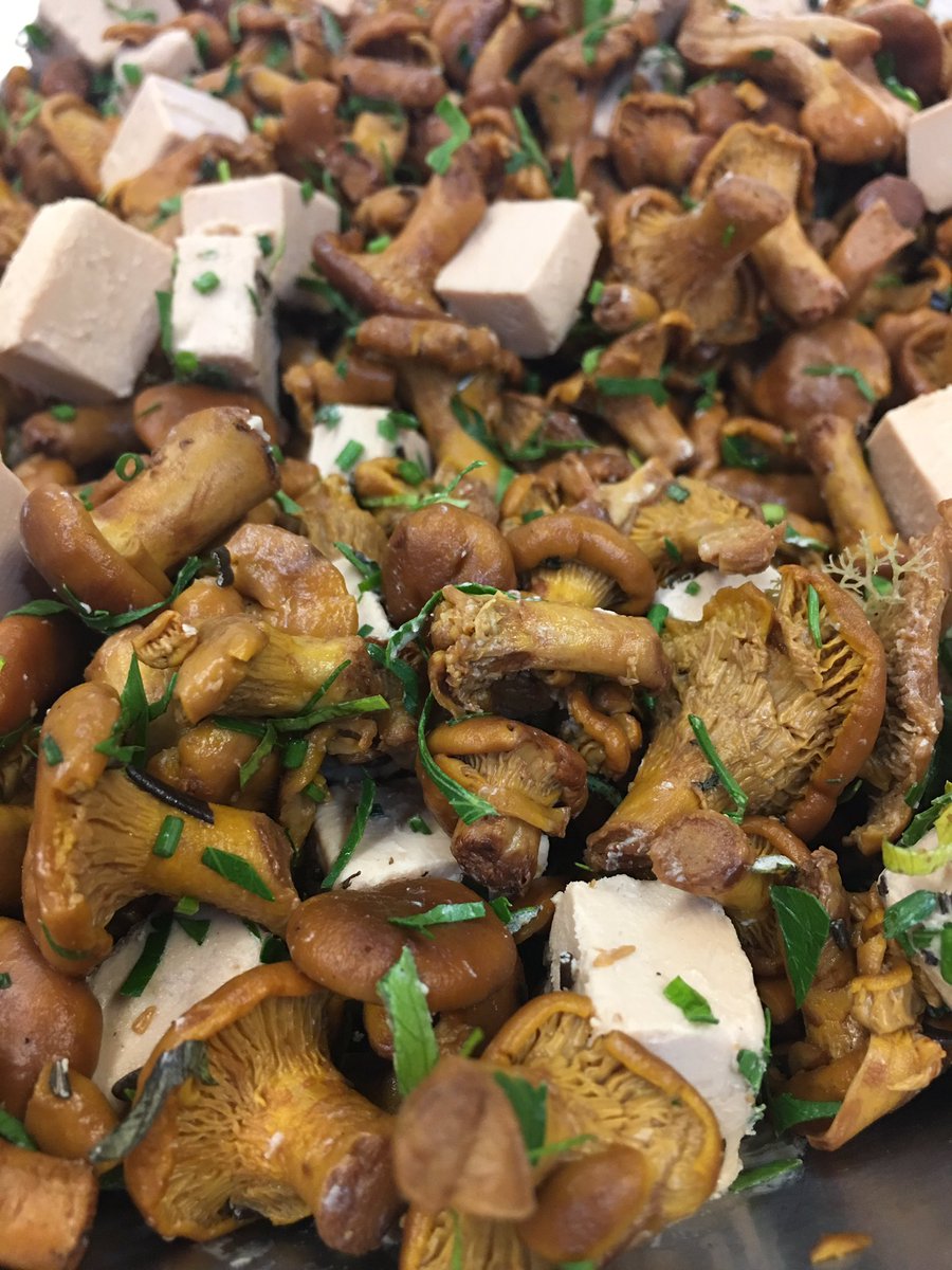 cravekwb's tweet photo. The start of another @hamhock72 @CHEFcravekwb creation for @FoodDayCanada w Chanterelles + Foie Gras #FoodDayCanada https://t.co/VMT4FnlRhQ