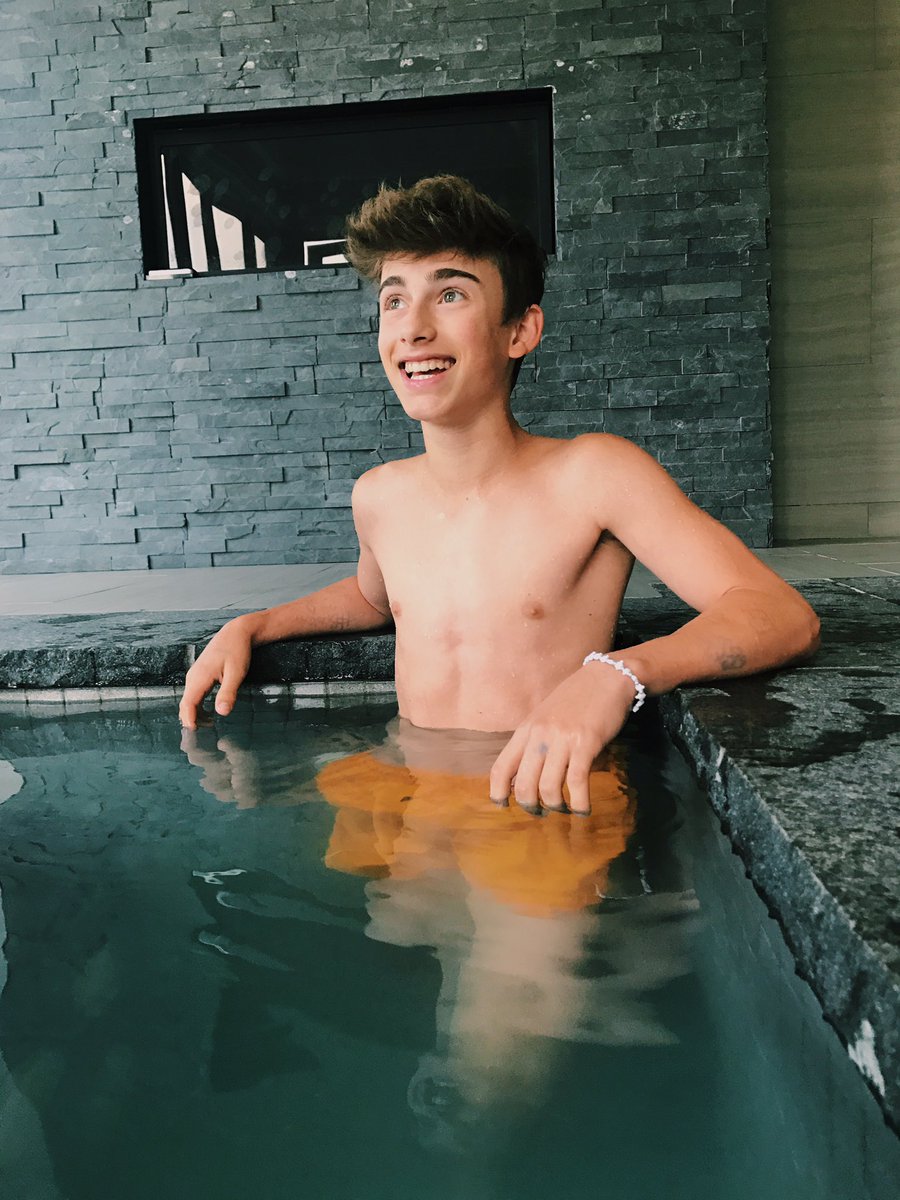 johnnyorlando's tweet photo. pool day☀️ https://t.co/25zfbRUEgZ