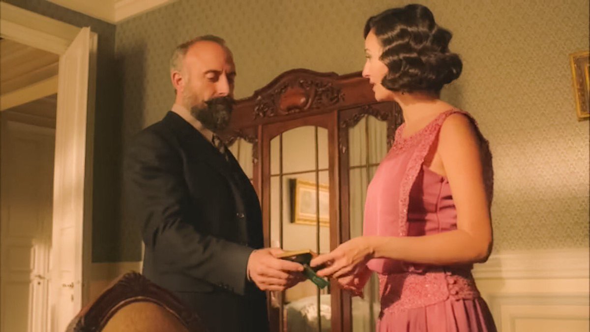 hatikadin's tweet photo. - Cevdet Bey... Güzel kadınlar çoğunlukla yanlış erkekleri tercih ederler.
- Bu sizin içinde geçerli mi Kirya Veronika? 🖤
#CeVer #HiLeon https://t.co/TynD5XvKsP