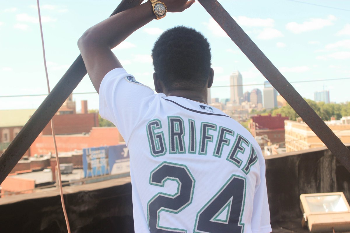 Aaron__Majors's tweet photo. New Pic Alert @IAmPharaohDKB 
Shot By: @Aaron__Majors 
#Indyvisuals
#MLB #Griffey #Indianapolis #FountainSquare 
Yea That Way! https://t.co/BtaJjqJQxi