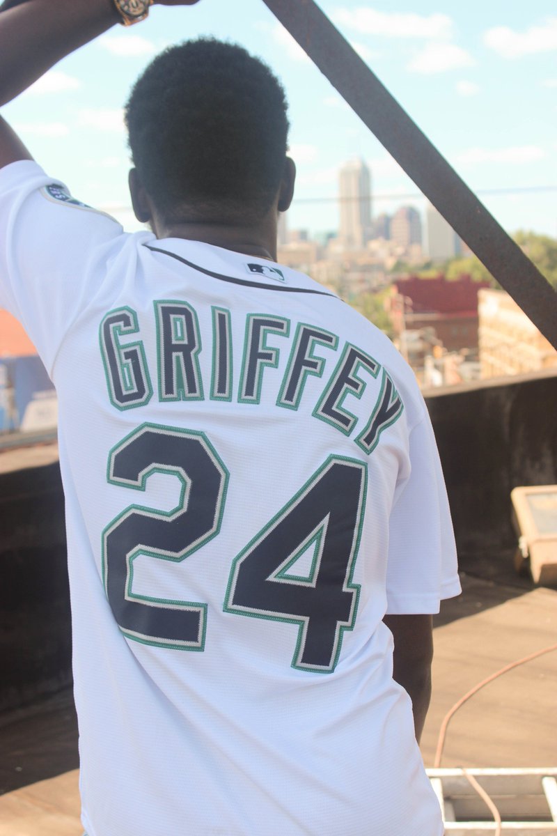 Aaron__Majors's tweet photo. New Pic Alert @IAmPharaohDKB 
Shot By: @Aaron__Majors 
#Indyvisuals
#MLB #Griffey #Indianapolis #FountainSquare 
Yea That Way! https://t.co/BtaJjqJQxi
