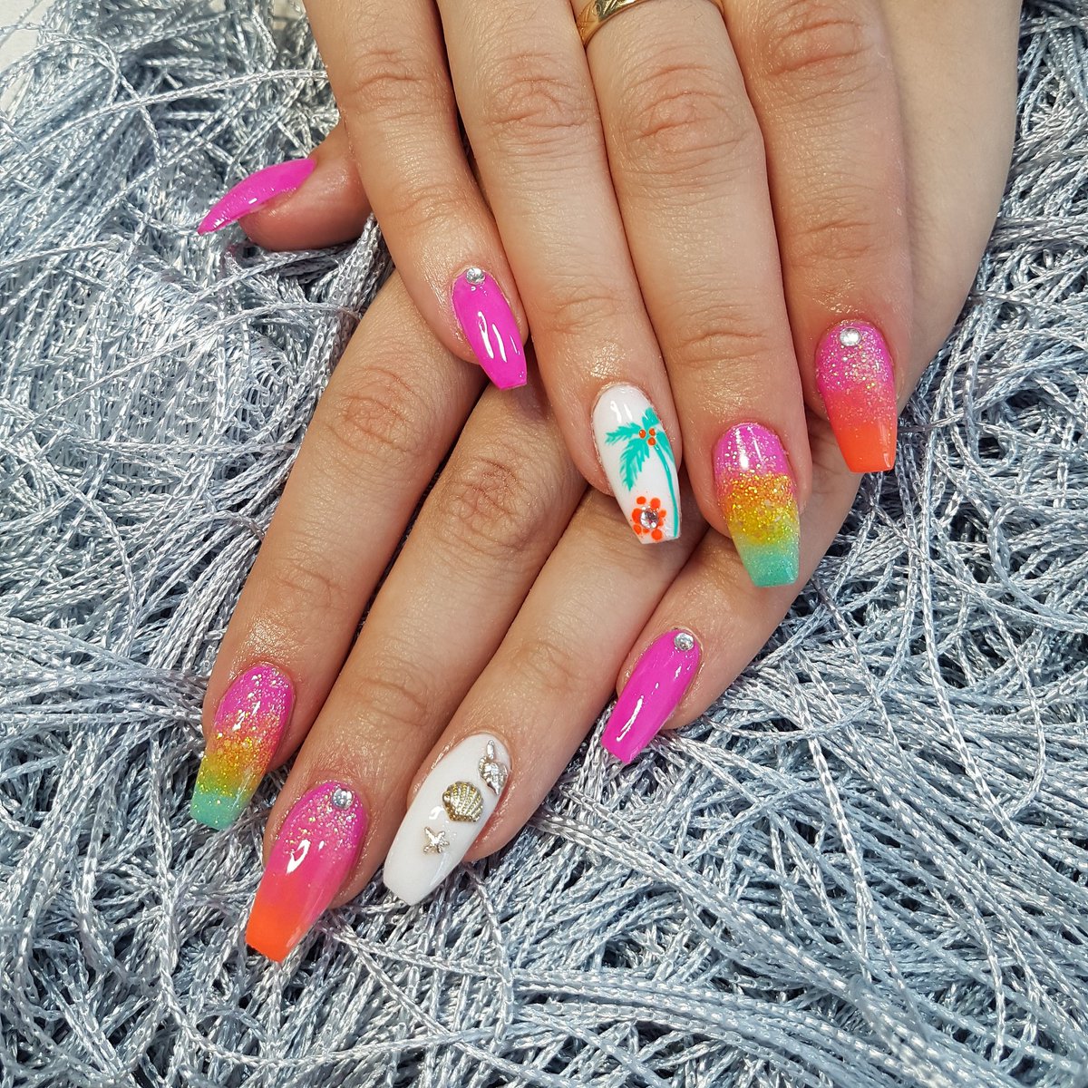 CentroLolbez's tweet photo. Uñitas de este verano!! #centrololbez #sevilla #doshermanas #nails #uñas https://t.co/jwQz3hOhhY