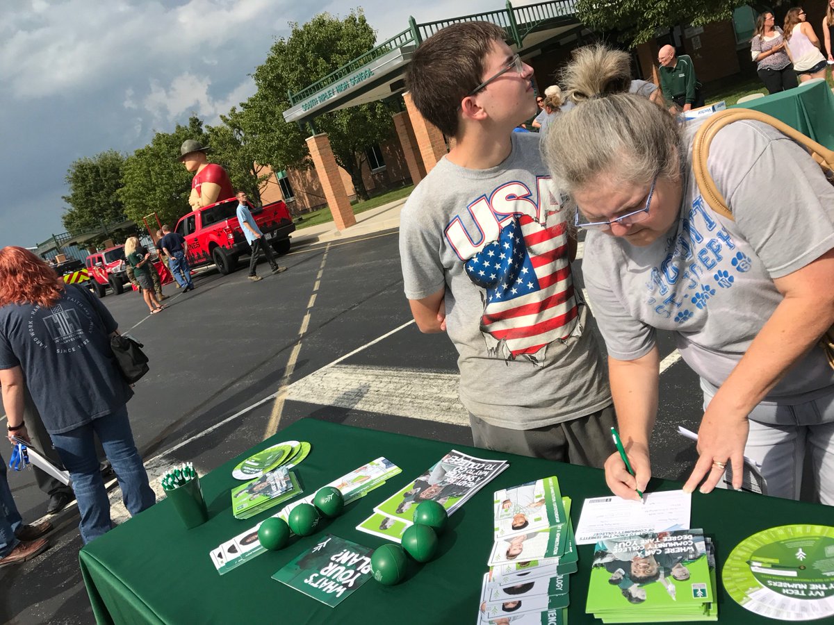 GenesisP2S's tweet photo. The #IndianapolisColts through #ColtsInMotion are kicking off #backtoschool at #RipleyCounty! π π https://t.co/k8pgKUyBrX