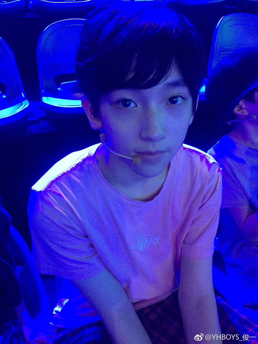 JunyiYHBoys's tweet photo. Recording in Nanjing, because there's special effect from lighting so special shot, do you like it? 😁
#YHBOYS https://t.co/ghk8XC8YL3