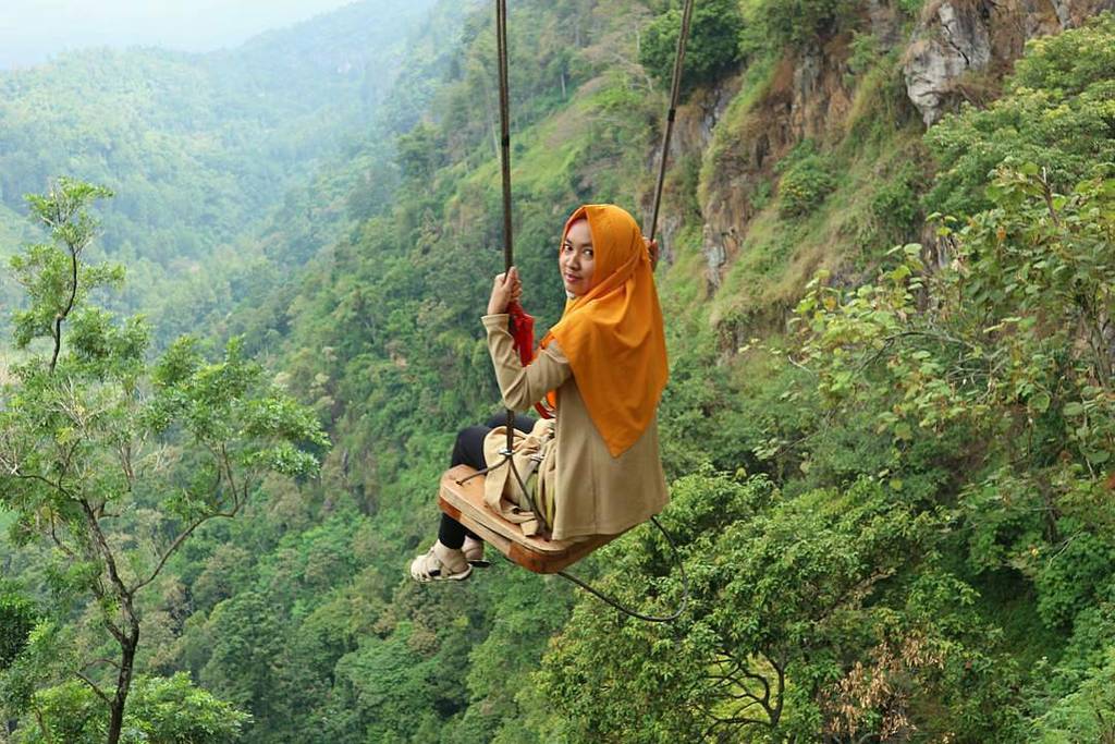 Cintamu digantung opo diayun-ayun, ndes?

#aslisemarang

Repost from @prmitaaa_ -  Bukan tentang siapa yang memuja… ift.tt/2w47JlS