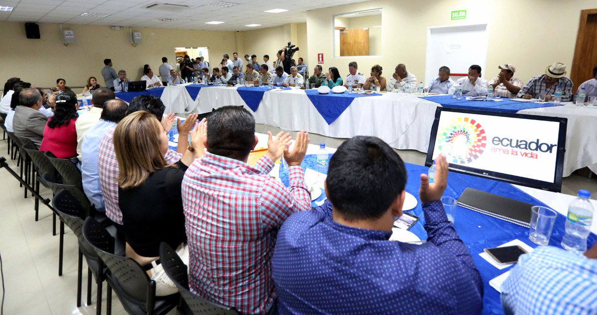 Lenin's tweet photo. El #DiálogoNacional continúa. Hoy mantuvimos una enriquecedora reunión de trabajo con los pescadores artesanales. https://t.co/U8pHdFIlMH