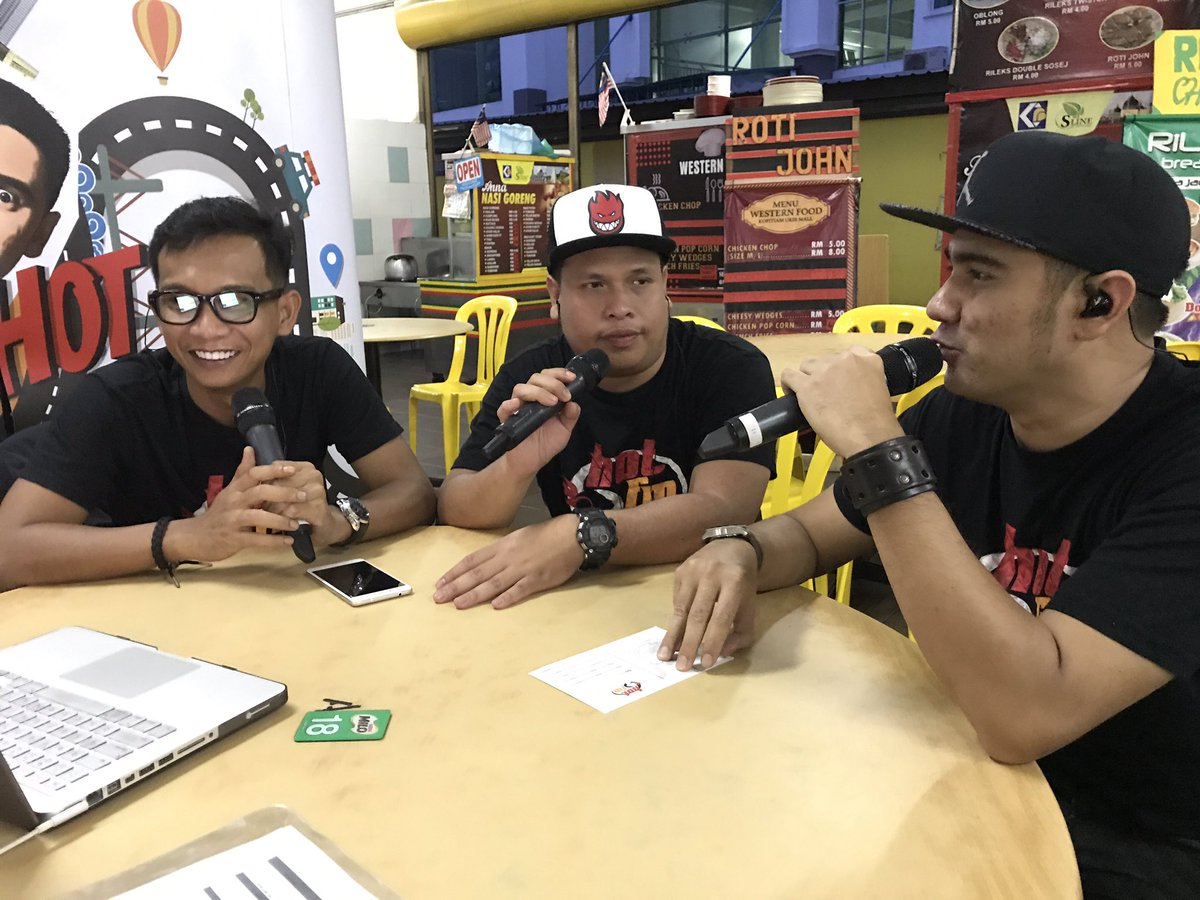 hotfm976's tweet photo. Dorang dah start bersiaran luar dekat Kopitiam Ukir Mall, Alor Star, Kedah 
#GengPagiHot #GelakPecahHabis #GPHTOUR #Kedah https://t.co/QoFZafHLiw