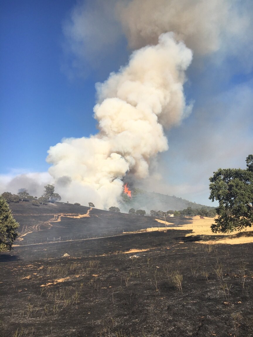 CALFIRETCU's tweet photo. #TwistFire is 80% contained at 124 acres.
#CALFIREservingCA
#Teamwork
Road closures remain in effect. Locals access only. https://t.co/8brbMGtsMg