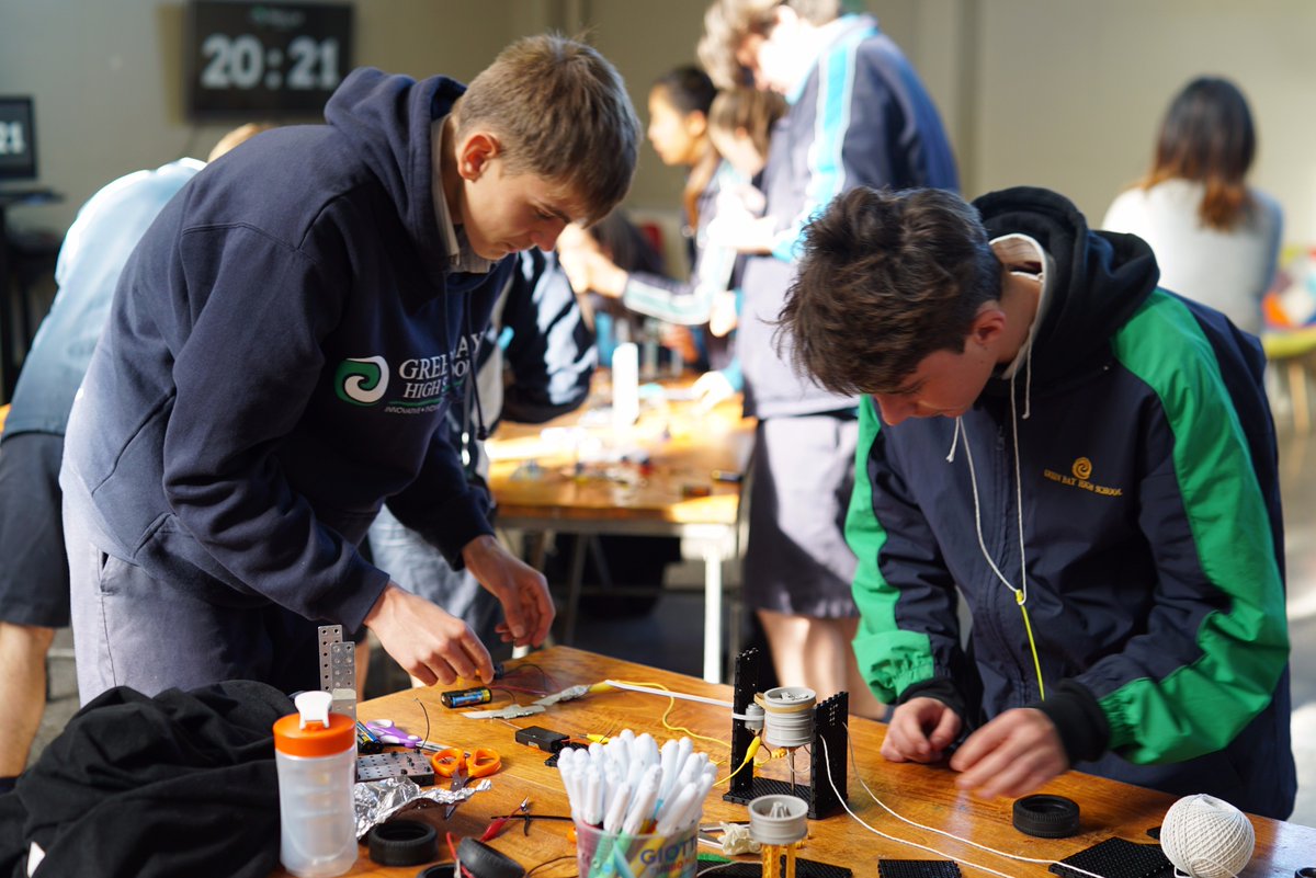 _academyEX's tweet photo. Auckland students doing what they do best: working together to make things happen. #EngineeringWeek #IPENZ https://t.co/nnMGqxuMV1