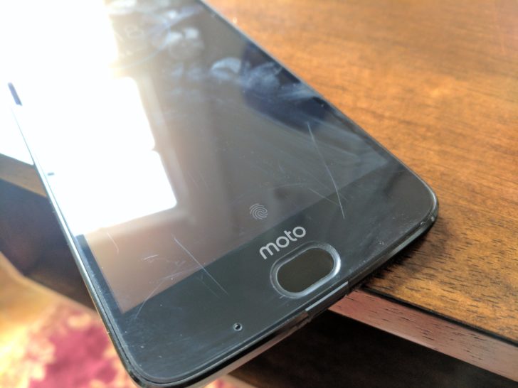 Teknofilo's tweet photo. La pantalla del Moto Z2 Force es irrompible pero se raya con demasiada facilidad según las primeras pruebas https://t.co/3GyLMLCrgS https://t.co/YXk8zYeLVY