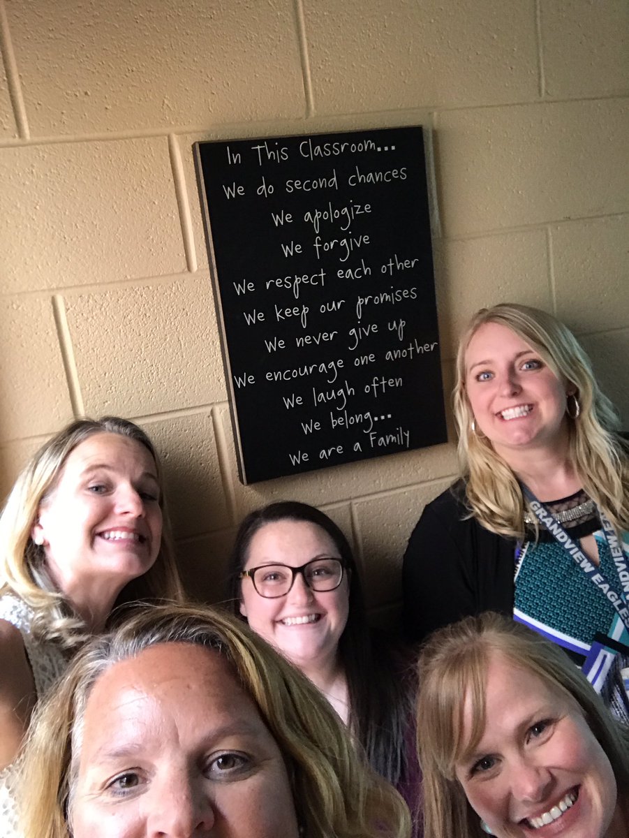 Carlajean8's tweet photo. @TheSimonsSays always makes the room better! @rachelpricetn @StreetrRobin @kelligrenti0601 @3vandergalien @AmberS_Brooks https://t.co/sRIsTVkENT