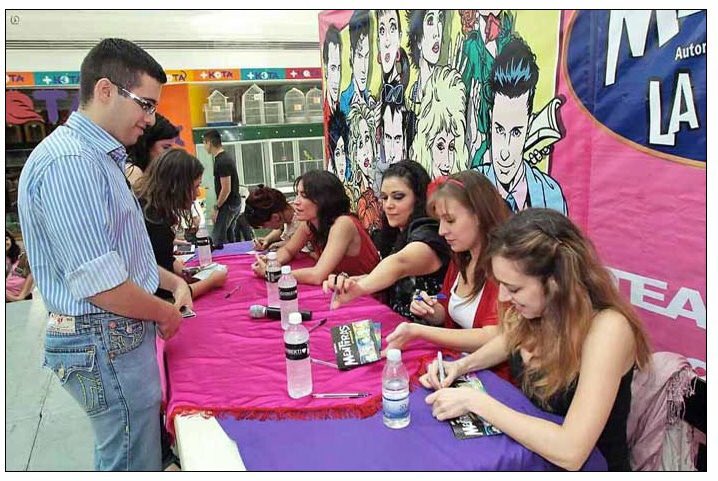 nebbia_____'s tweet photo. @shanshii @marianarmzfdz @mentirasmexico @palomacordero @poletderoybal @CrisantaArtista Mi ex se quedó con mi cd firmado pero miren que bonitas fotos! #esPaloma #beibis https://t.co/17jv9GcK9k