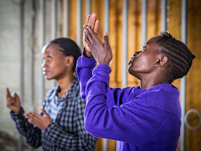 DOORIntl's tweet photo. Why is Deaf church different? https://t.co/BMLXh1g8vU #2by2Tuesday #DeafBelieversFellowship https://t.co/zFwl2wNJmj