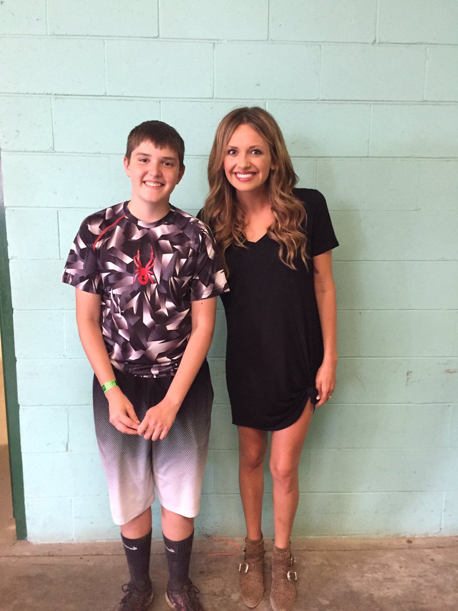 caleb_radio02's tweet photo. Just met @BrettYoungMusic @carlypearce and Jordan Ranger! https://t.co/6MuuK9TMi1