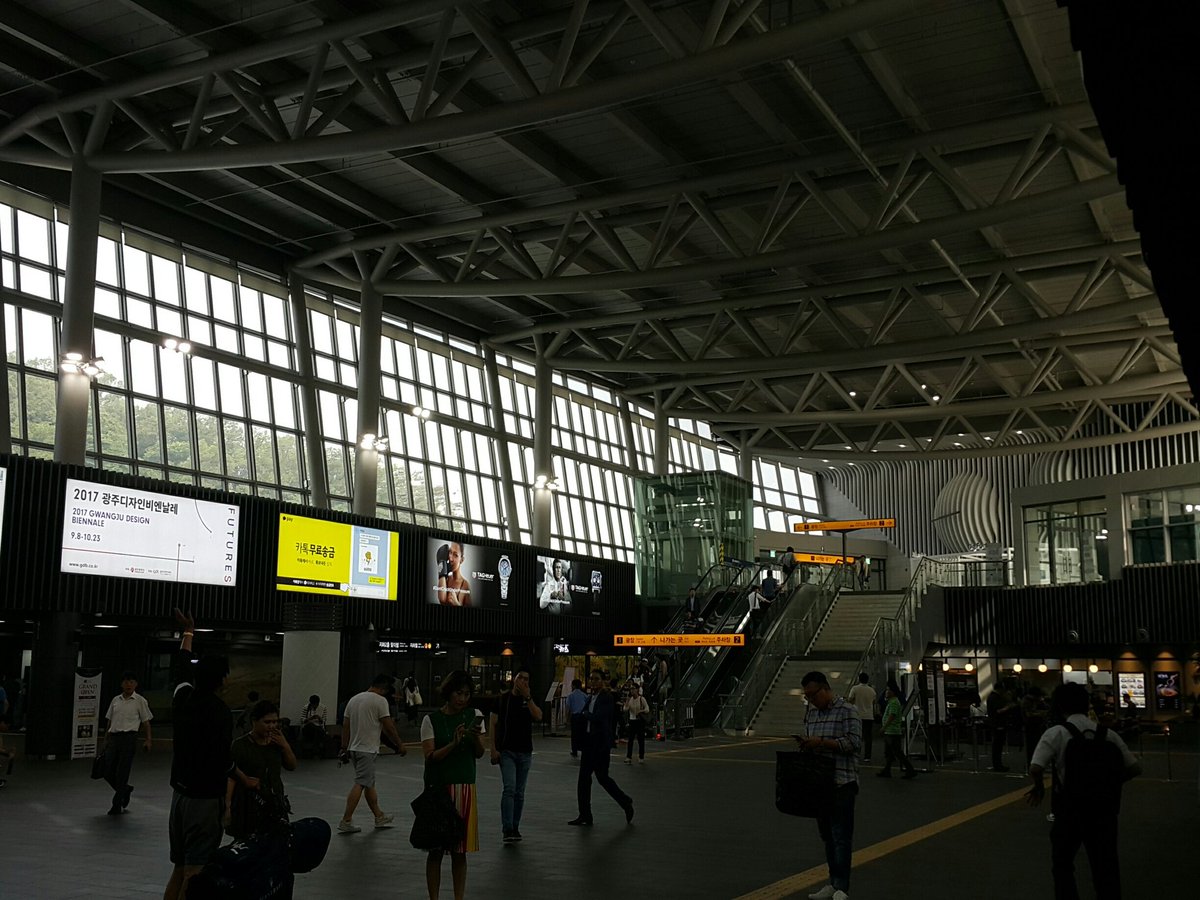 독일 소도시....조그만 공항분위기~수서역입니다.