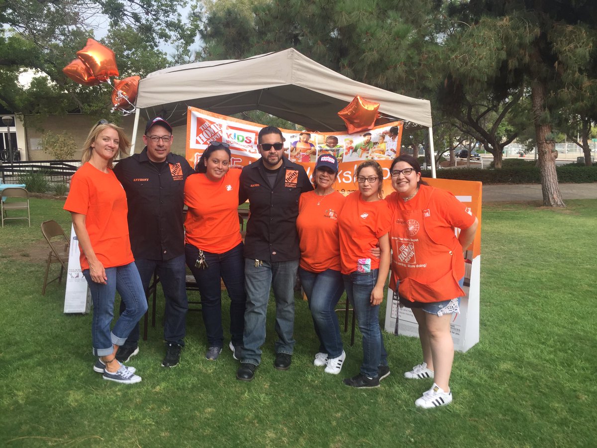 Pomona HD celebrating National Night Out with our community leaders and businesses!! @crisgni <a href="/PomonaPD/">Pomona PD</a> <a href="/CityofPomona/">City of Pomona Ca</a>