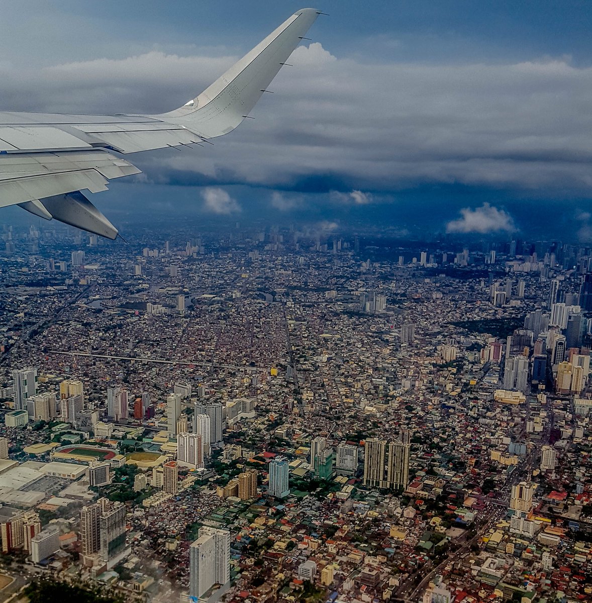 Boruckii's tweet photo. Found this on my iPhone - Landing in Ninoy Aquino Intl Airport - Manila, Philippines  :) #TravelTuesday #Philippines #Airplanes https://t.co/fRZZjjOL4G
