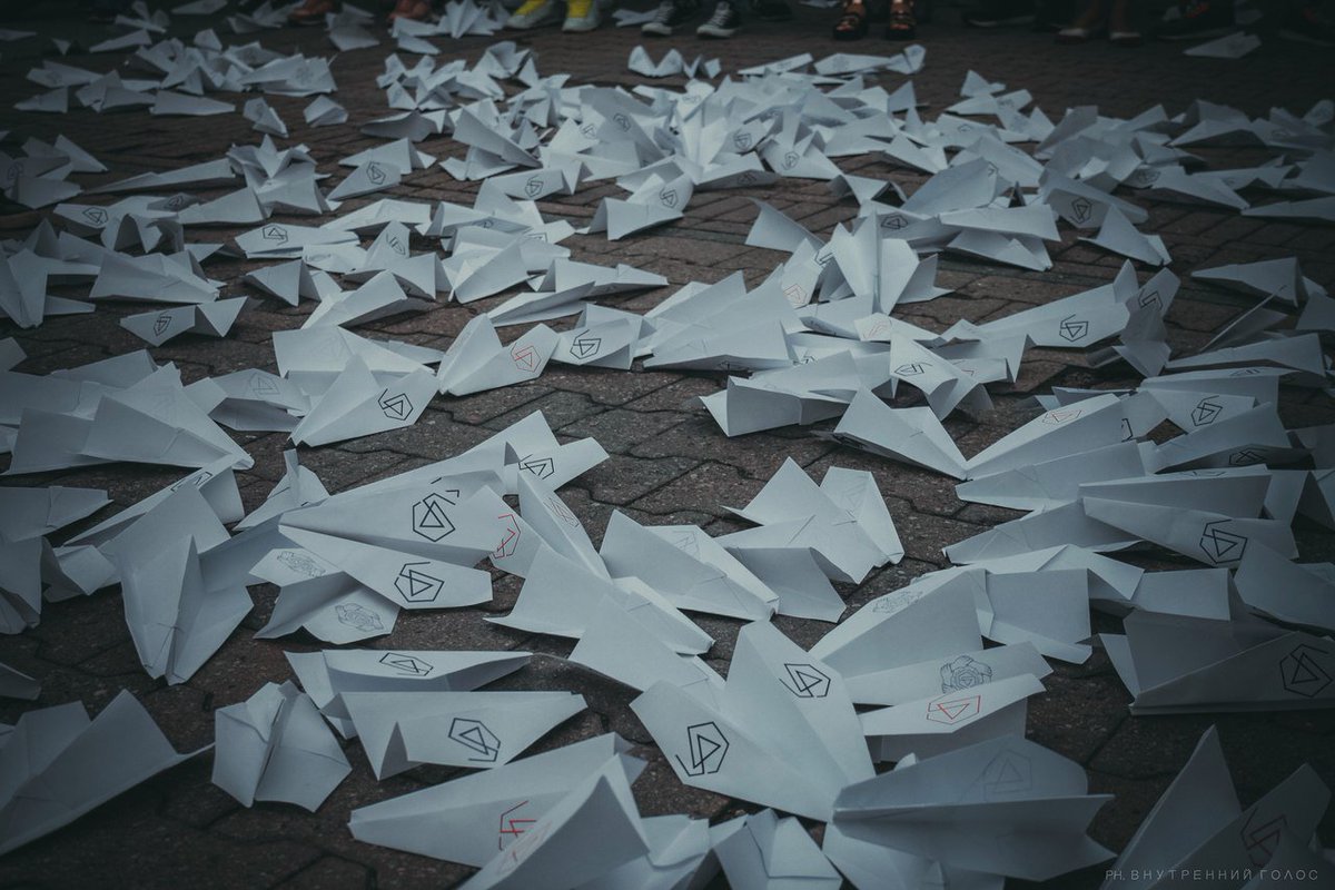 Oleg_Golovkin's tweet image. @mikeshinoda @LPLive @LPFanCorner Chester Bennington Memorial Flashmob in Saint Petersburg: vk.com/prayforchester… #RIPChester