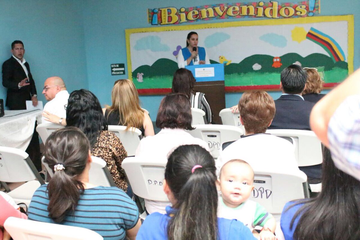 anagarciacarias's tweet photo. Inauguramos en nombre del Gobierno de @JuanOrlandoH la sala de lactancia materna en la guardería San Isidro en la capital. #CriandoConAmor https://t.co/rl4yIKI3av