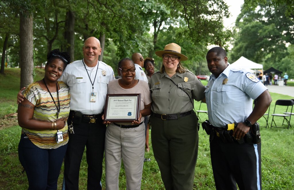 usparkpolicepio's tweet photo. Enjoying our evening in Kenilworth Park #USPP #NPS #CommunityBuildingCampaign #NNO2017 https://t.co/0RTJXwLs1q