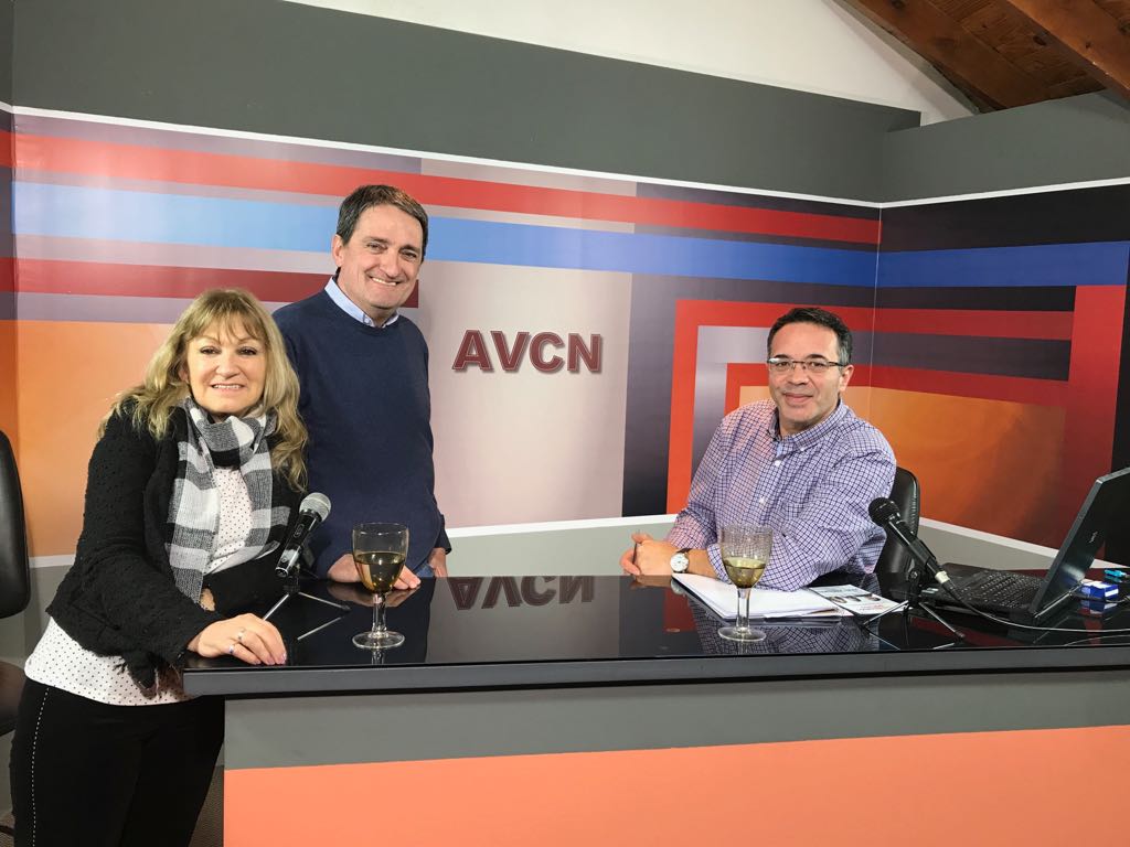 Cambiemos_Nqn's tweet photo. #Ahora en vivo por Canal 4 de #VillaLaAngostura y la 97.7 para charlar sobre nuestras propuestas para el Congreso #CambiemosPorVos #paso217 https://t.co/S6ktdwMwJp