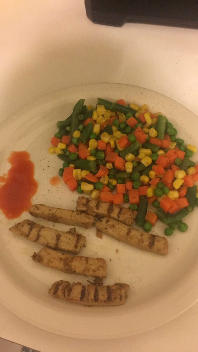 taralouise1025's tweet photo. Tuesday's dinner 😋 #beyondmeat #thefutureofprotein #compassionatemeals https://t.co/5UZBPGqOtE