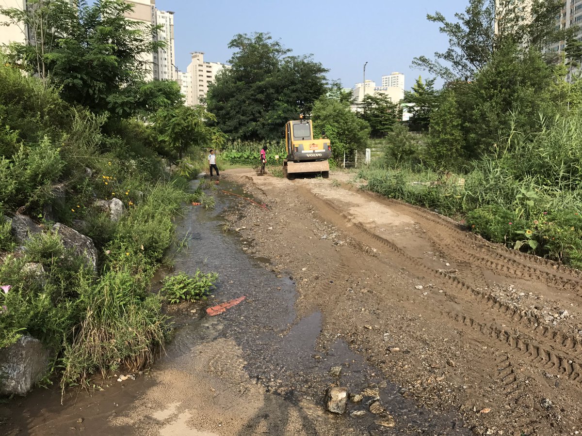 #성남시 #운중동
운중천 저류지 정비공사가 시작되었습니다. 준설작업을 통해 배수기능을 회복하고 무성하게 자란 갈대 등을 제거할 계획입니다. 저류지 법면의 잡풀과 고사목도 정비하여 아름다운 저류지 본래의 모습을 되찾게 될 것입니다^^