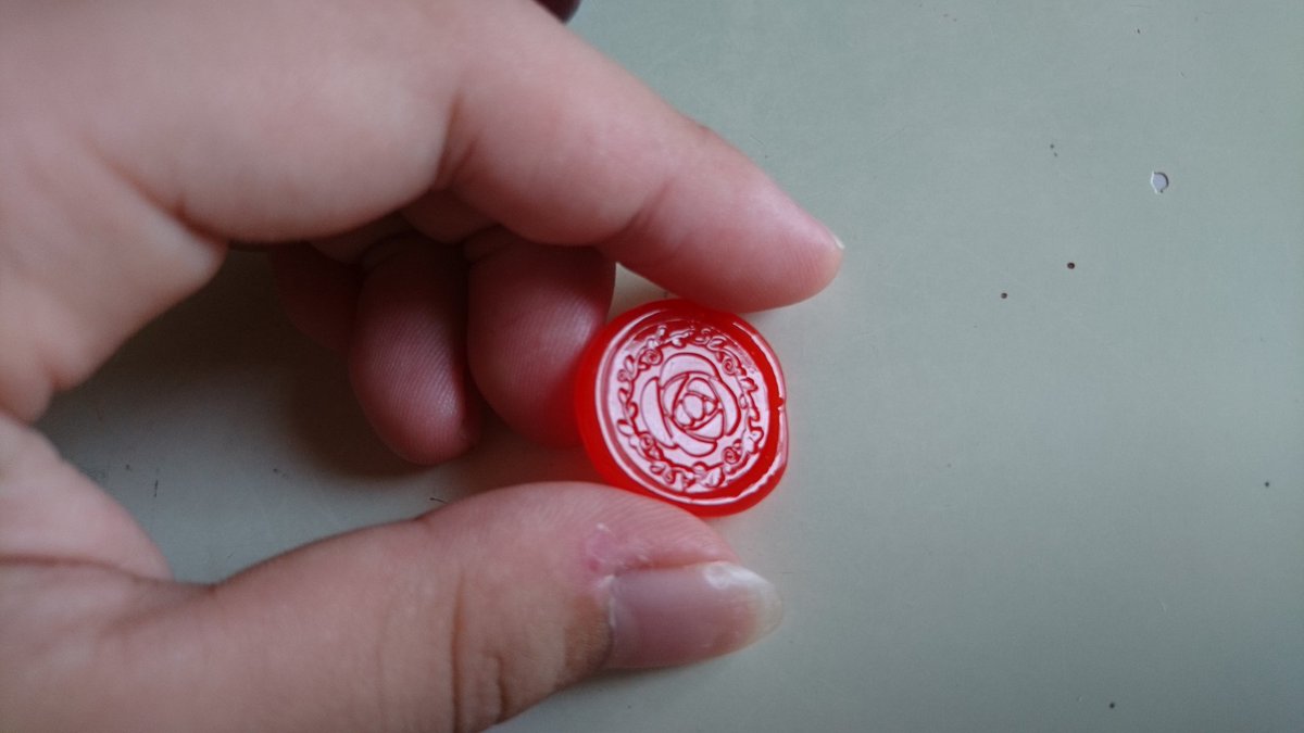 イオ グルーガンでシーリングスタンプした 最初 ちょっと触って形崩しちゃった 触らない方がいいね シーリングスタンプ自体の個数が一個しかないから 少しずつしか出来なかった グルーガンもシーリングスタンプもダイソー オレンジ