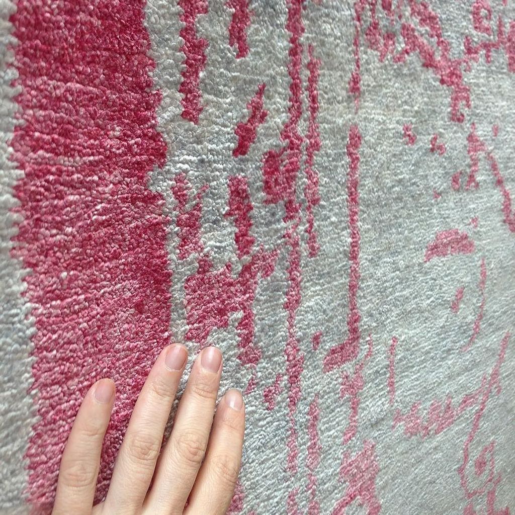 EIC_YVR's tweet photo. Sari silk
#rug #carpet #vancouverdesign #interiordesign #designyvr #pink https://t.co/Y19U1ZRGsW