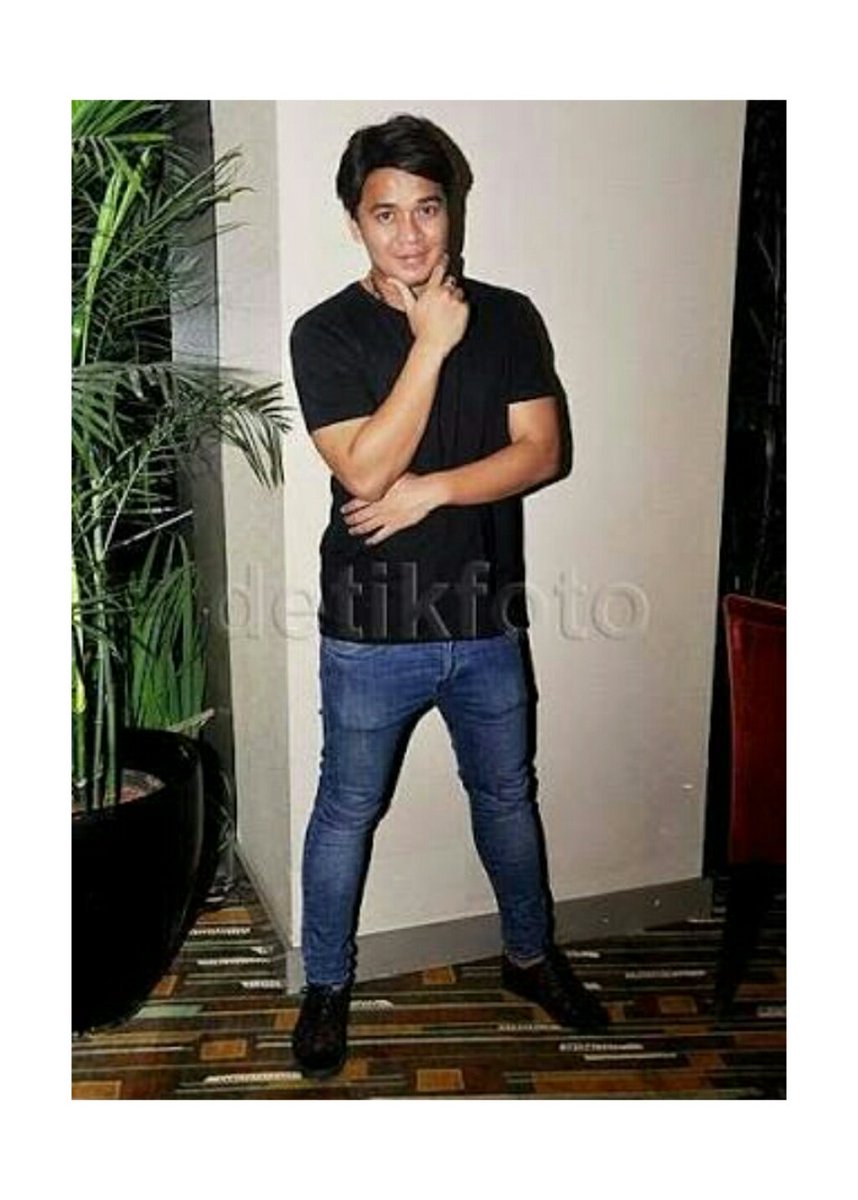 Udeh deh bang loe pose apa aje tetep aje ganteng hehe 😊😊 happy anniv bule cipinang selalu sayang  fans 😙 <a href="/bangbily/">Billy Syahputra</a> #4everwithBillySyahputra