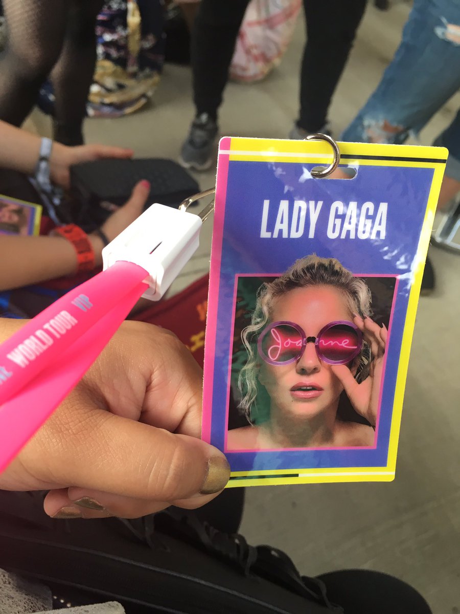 Havovie's tweet photo. @RogersArena - we don't feel like #VIPs! #needwater #needfood where's #gaga? https://t.co/qa3oD9kT4d