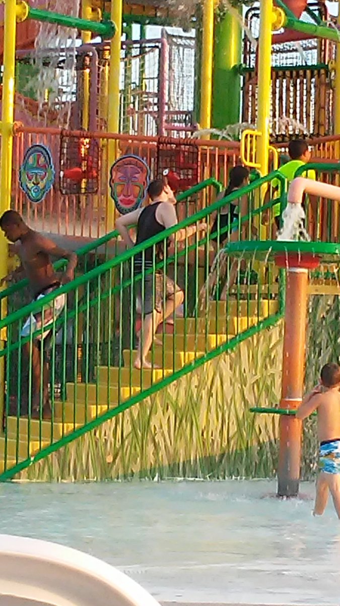 AngieTarr's tweet photo. #benfm Great times @ autismawareness night at Clementon park. https://t.co/pBkzrrJT8j