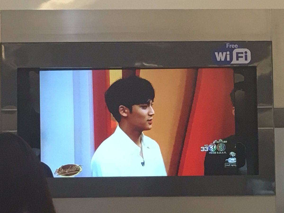 filmfilmms's tweet photo. มาโรงบาลละเขาเปิดเรื่องเล่าอยู่แบบไม่มีเสียง นี่ก็นั่งดูเงียบๆ ละได้ยินคนที่นั่งใกล้ๆพูด'ดาราใหม่แน่เลย หล่อแบบไทยดี' หูยยยยหน้าสั่นแรงเลย https://t.co/FCECwOyyTN