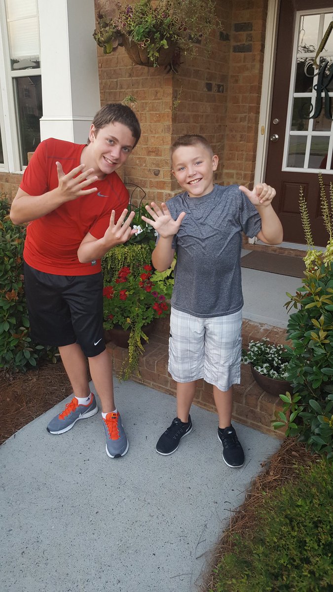 OnFoot418's tweet photo. 8th and 6th grade.  Middle school rocks.  #CCSDFIRSTDAY #CCSDFAM #GAFIRSTDAY https://t.co/fWW2eCvIkG