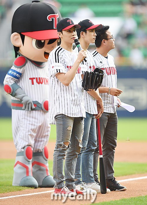 Kstyle_news's tweet image. 【PHOTO】GOT7のJB＆ジニョンのユニットJJ Project、始球式に登場“力強いフォーム” news.kstyle.com/article.ksn?ar…