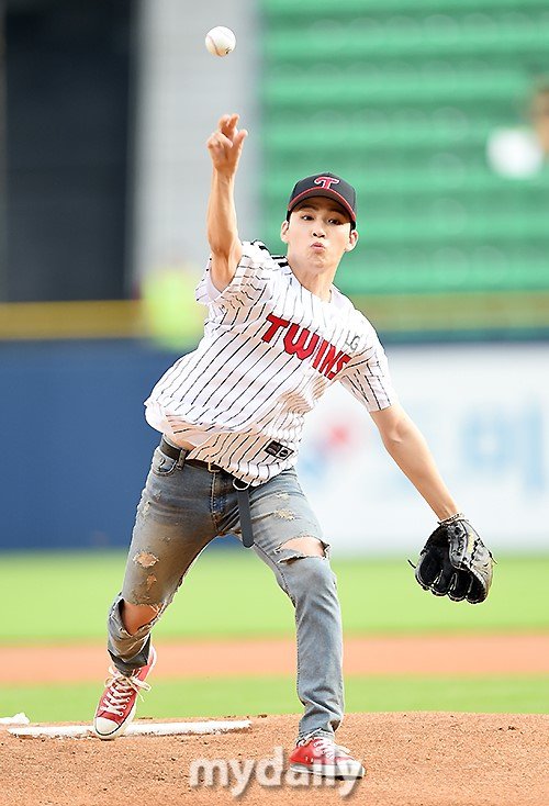 Kstyle_news's tweet image. 【PHOTO】GOT7のJB＆ジニョンのユニットJJ Project、始球式に登場“力強いフォーム” news.kstyle.com/article.ksn?ar…