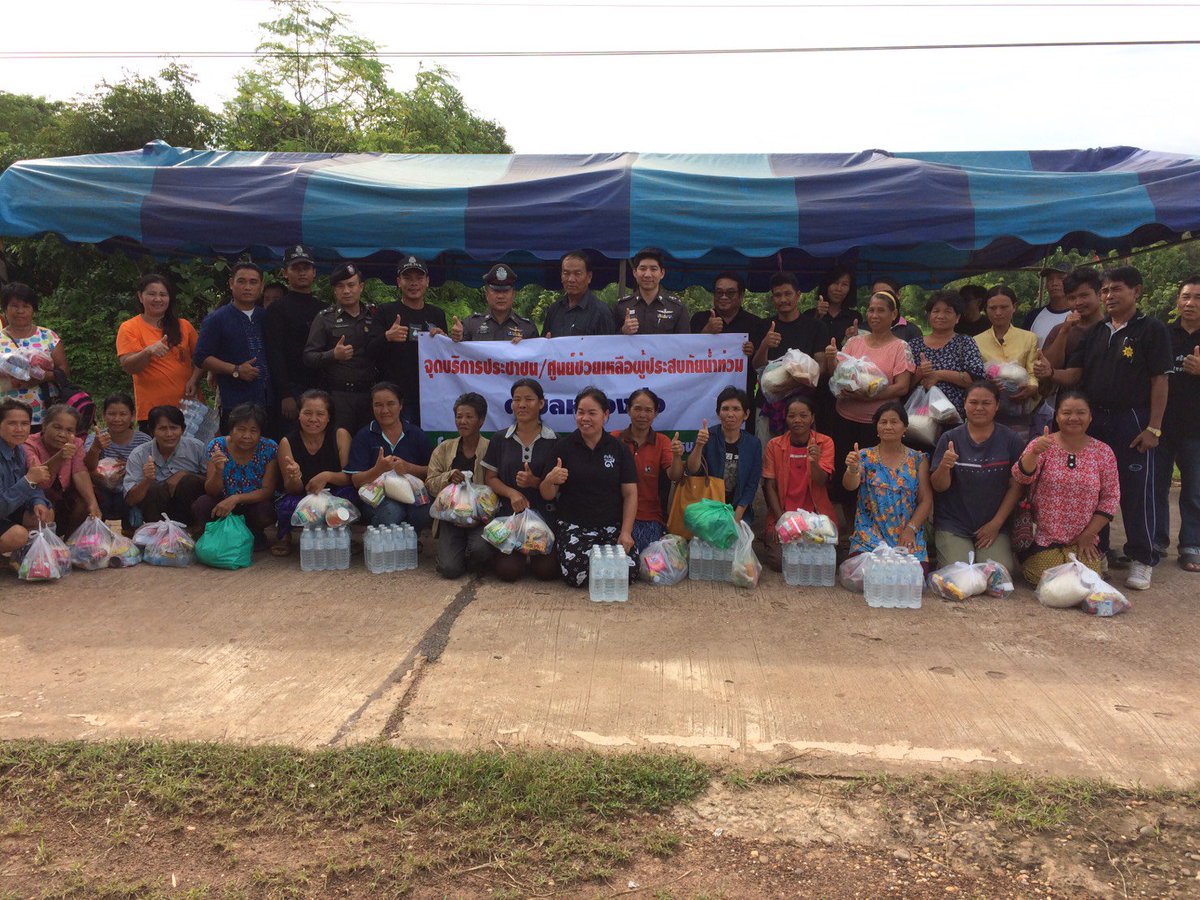 PaknumTraffic's tweet photo. @js100radio @TRS995radio @fm91trafficpro @traffy ขอบคุณน้ำใจคนไทยครับ/ เป็นตัวแทนนำแจกสิ่งของบริจาคให้ผู้ประสบอุทกภัยครับ https://t.co/8N4ZuSFnJc