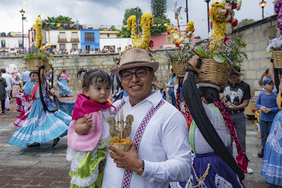 JesusGHerreraP's tweet photo. Día del Comerciante con la tradicional Rendida de Culto a la Soledad, 54 años celebrando juntos.

#OaxacaPrecisaDeTodos https://t.co/B9yZzW8rNF