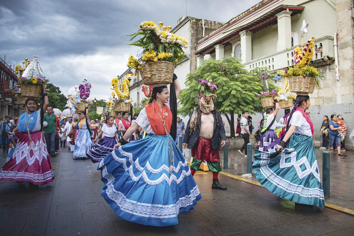 JesusGHerreraP's tweet photo. Día del Comerciante con la tradicional Rendida de Culto a la Soledad, 54 años celebrando juntos.

#OaxacaPrecisaDeTodos https://t.co/B9yZzW8rNF