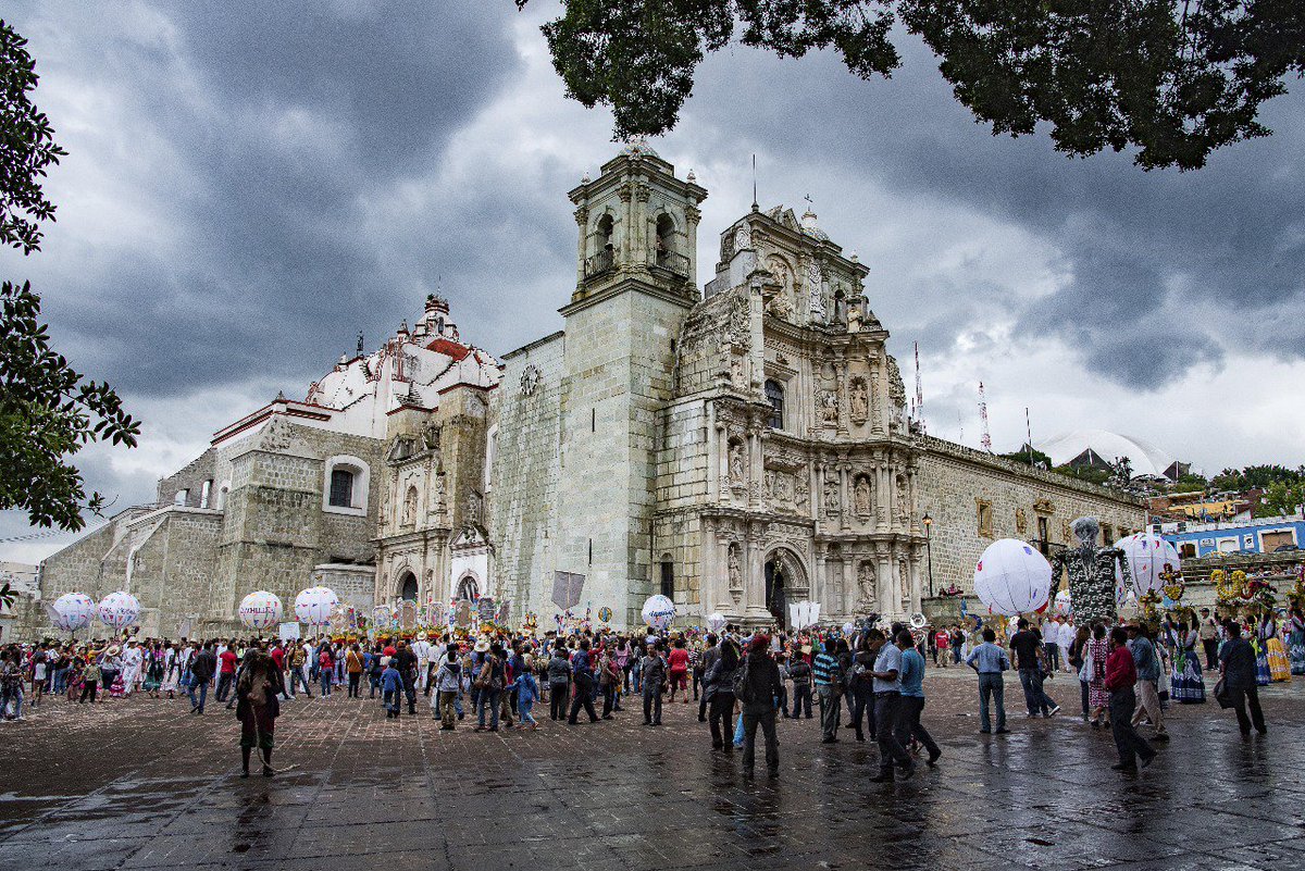 JesusGHerreraP's tweet photo. Día del Comerciante con la tradicional Rendida de Culto a la Soledad, 54 años celebrando juntos.

#OaxacaPrecisaDeTodos https://t.co/B9yZzW8rNF