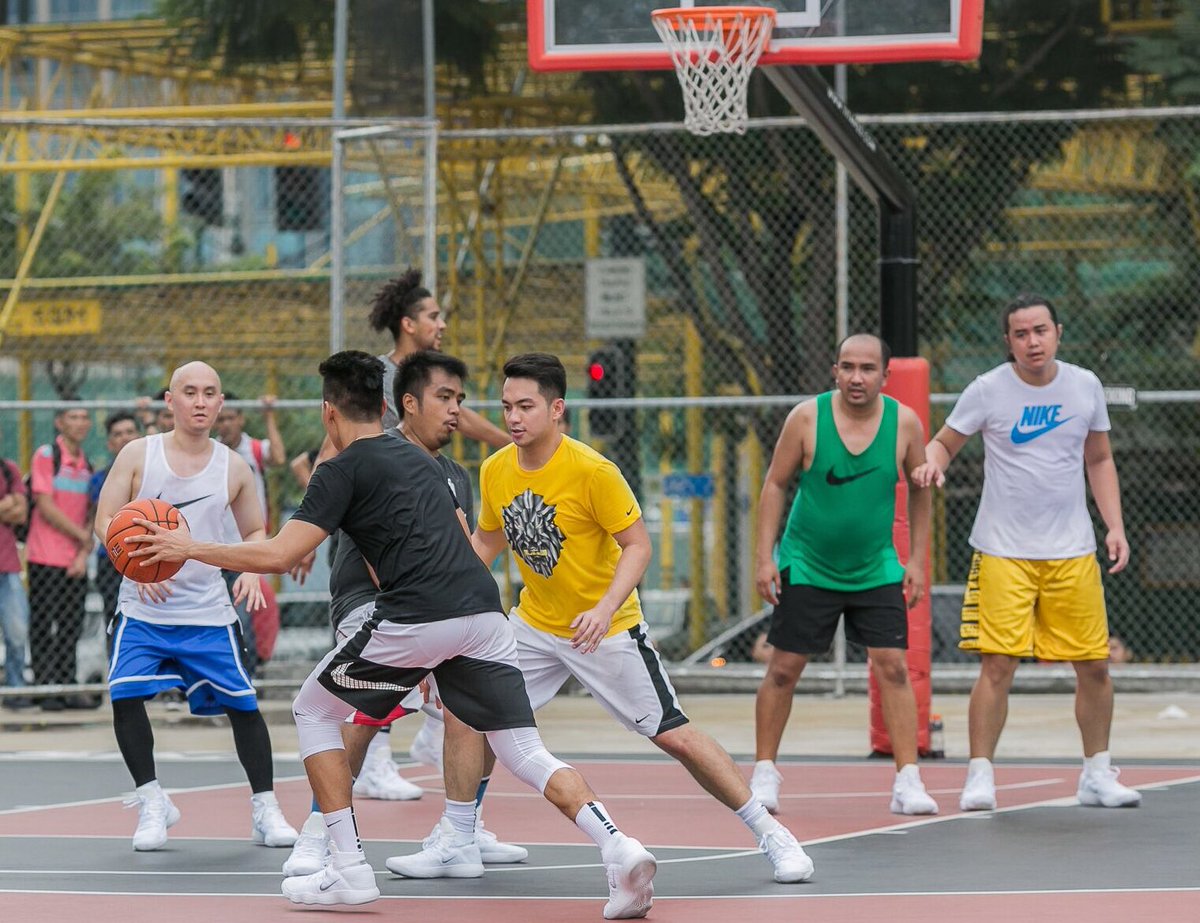 JoeySVillar's tweet photo. De-fense! #NikeHyperdunk2017 https://t.co/TmeE5lY84k