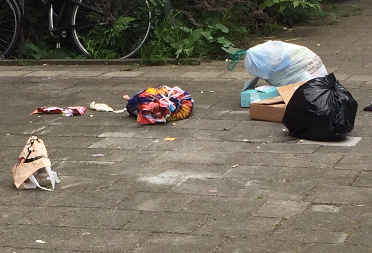 .<a href="/AmsterdamNL/">Gemeente Amsterdam</a> niet iedereen in de diamantbuurt heeft in de gaten dat er geen afval meer wordt opgehaald. 1 vd vele afvalhopen #saffierstraat
