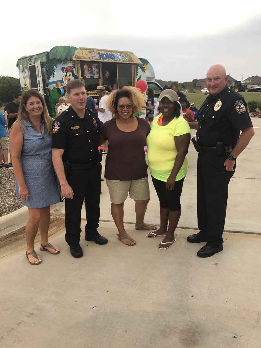 PhilipsAtLarge's tweet photo. National Night Out with my brothers in blue.  #whatmakesmckinneygreat https://t.co/XzLgl9MLL3