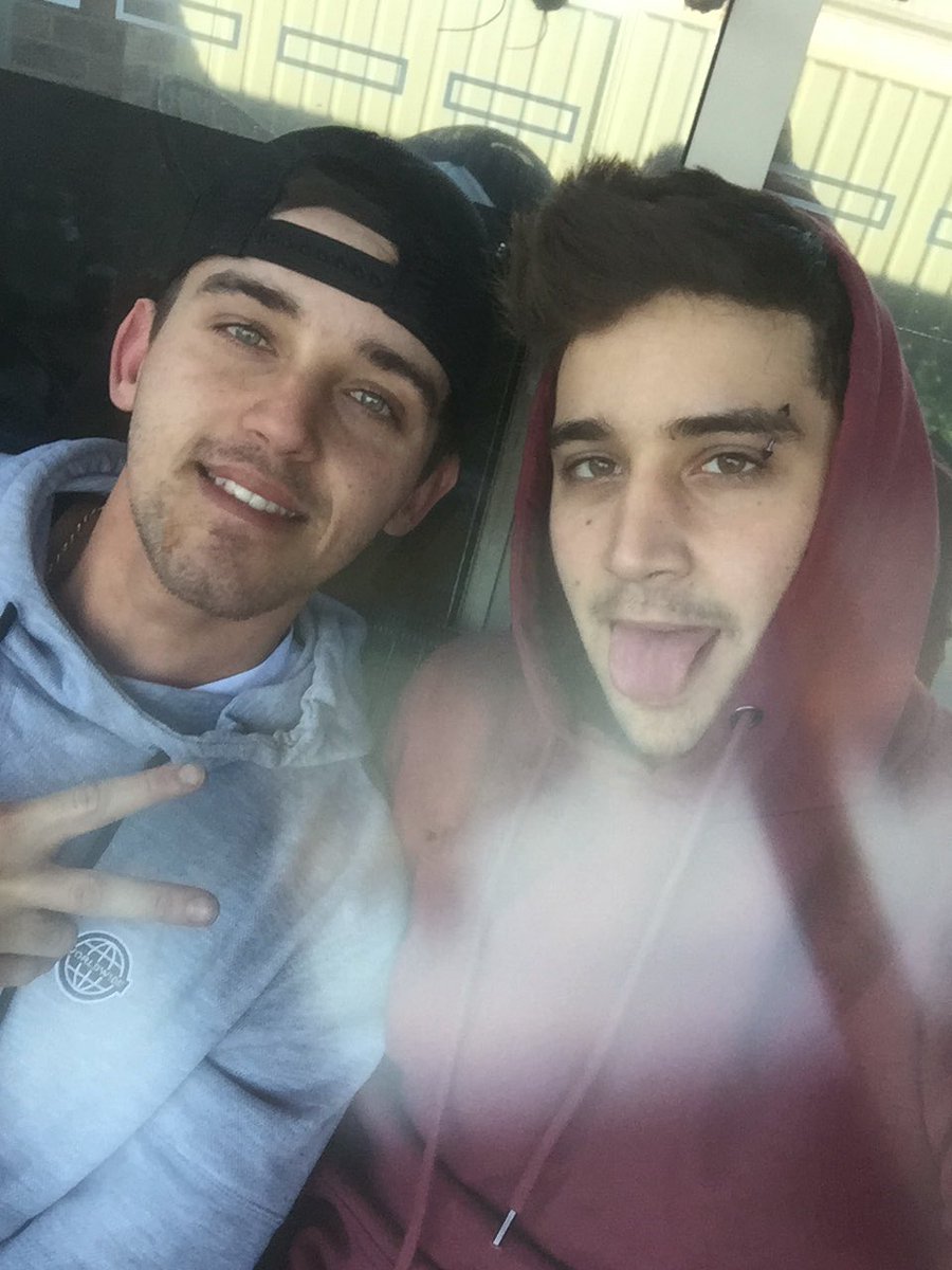 janoskians's tweet photo. #JanoskianBus RT FOR FOLLOW JAI AND BEAU HERE https://t.co/c2lw25YBX6