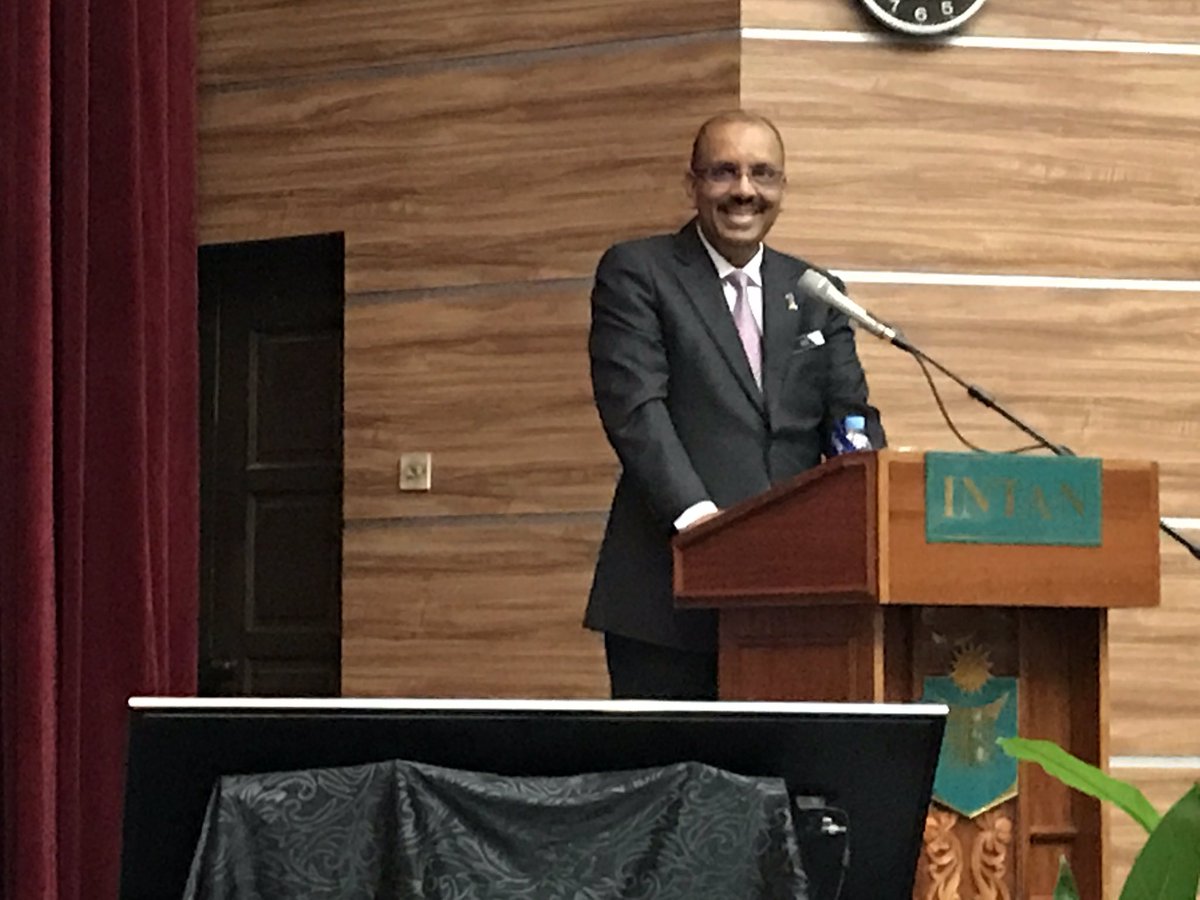 NoorulAinur's tweet photo. TS KSN @DrAliHamsa officiatingDiploma Pascasiswazah Pengurusan Awam @INTAN.400 intakes wth 53% r females &amp; 47% males.D ladies r catching up! https://t.co/OzxG7oDHdV