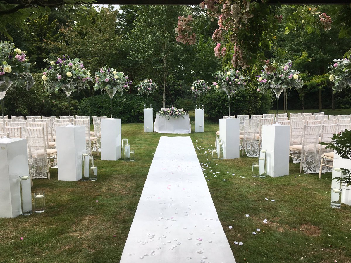 EventDressing's tweet image. Stunning outdoor wedding @Nunsmere @nunsmerewedding #chivaricovers #eventdressing #cheshire #lacechairs #wedding #weddingvenue #stockport